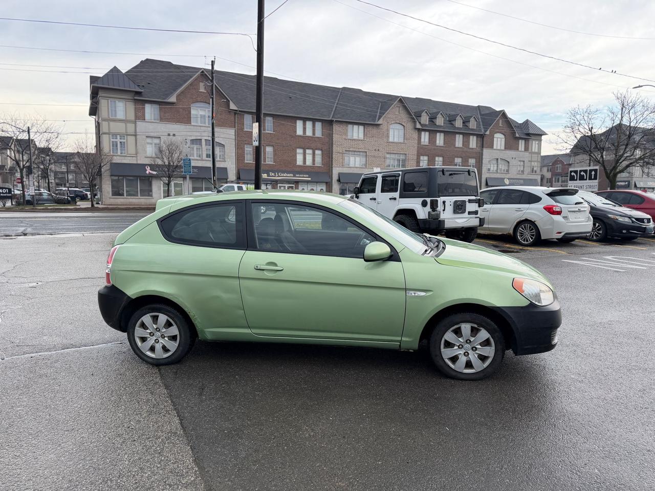 2010 Hyundai Accent SE Photo