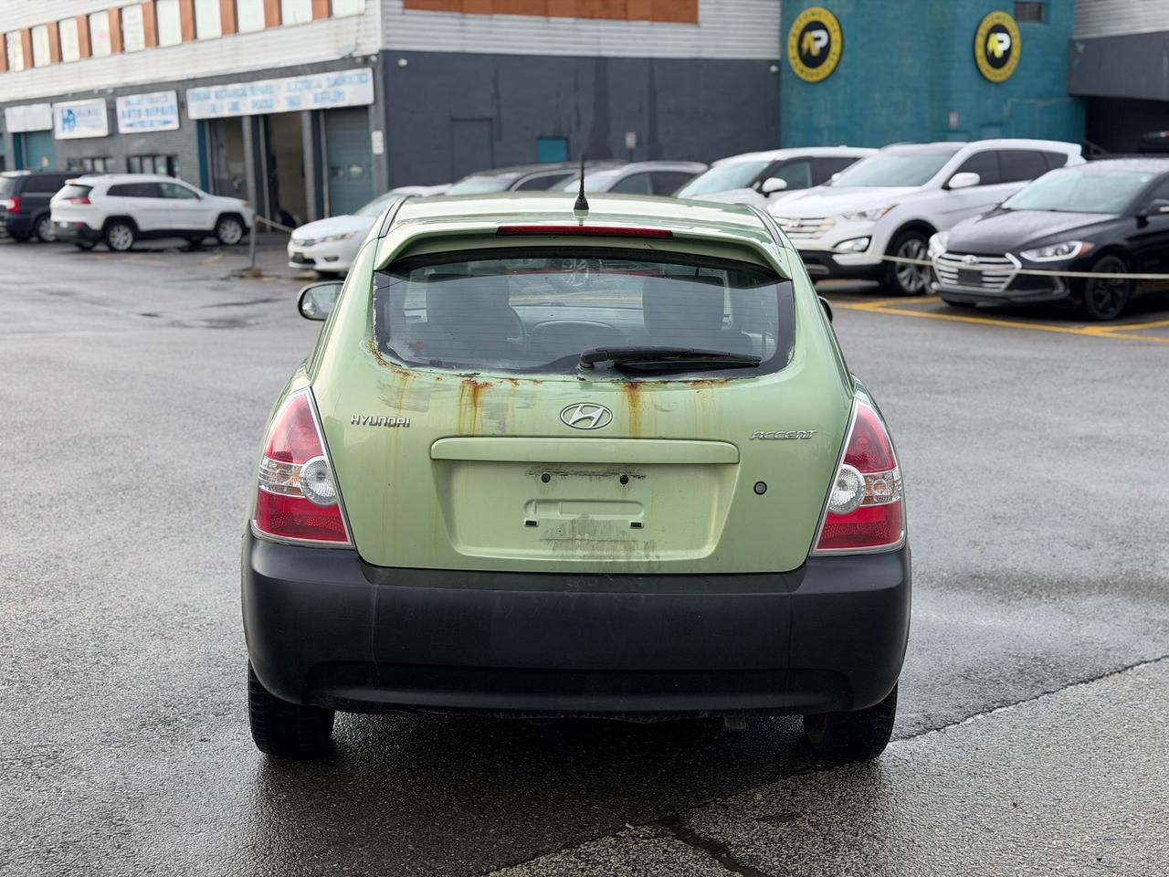 2010 Hyundai Accent SE Photo