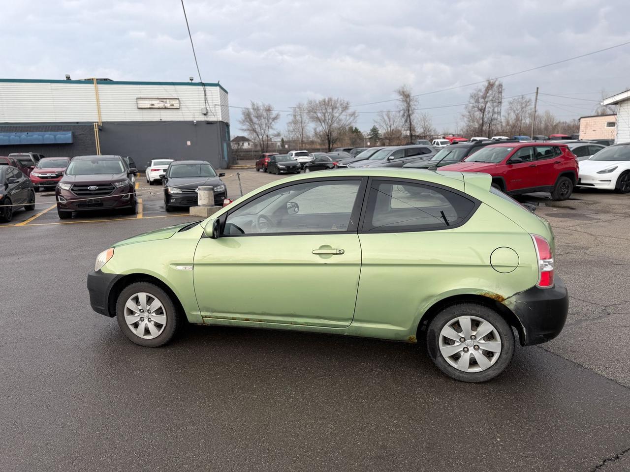 2010 Hyundai Accent SE Photo