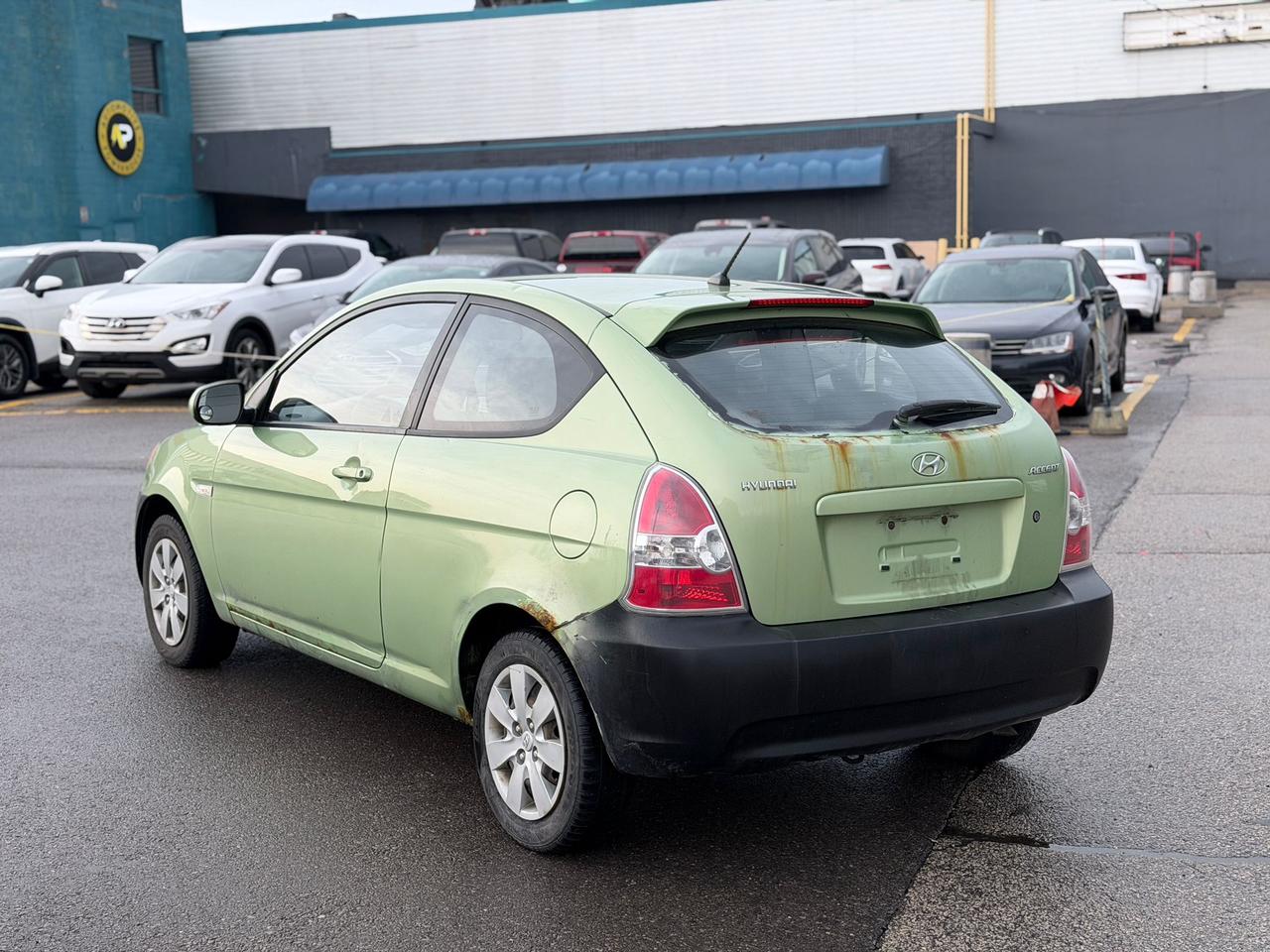 2010 Hyundai Accent SE Photo