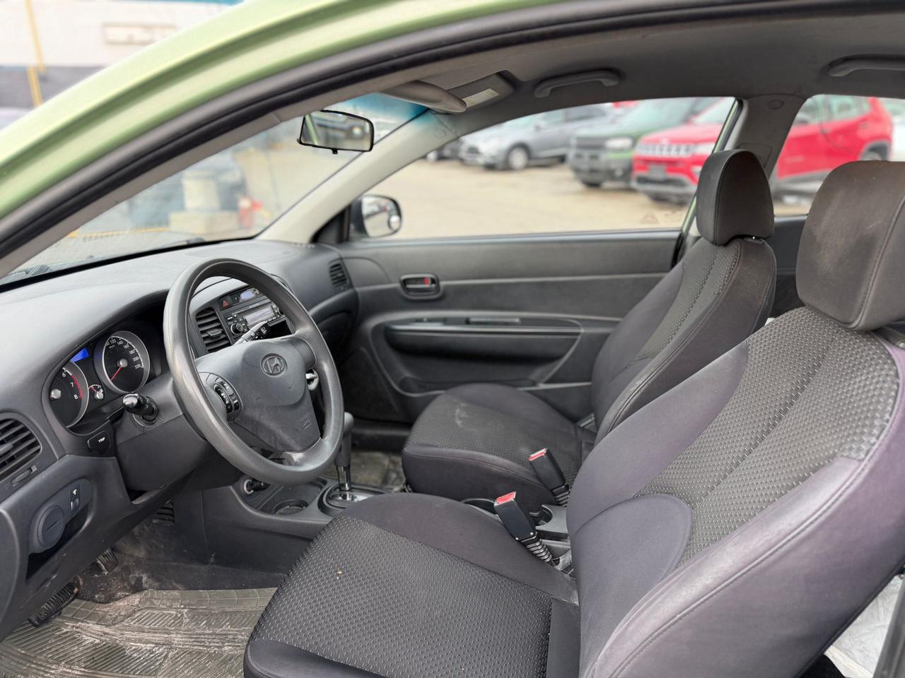 2010 Hyundai Accent SE Photo