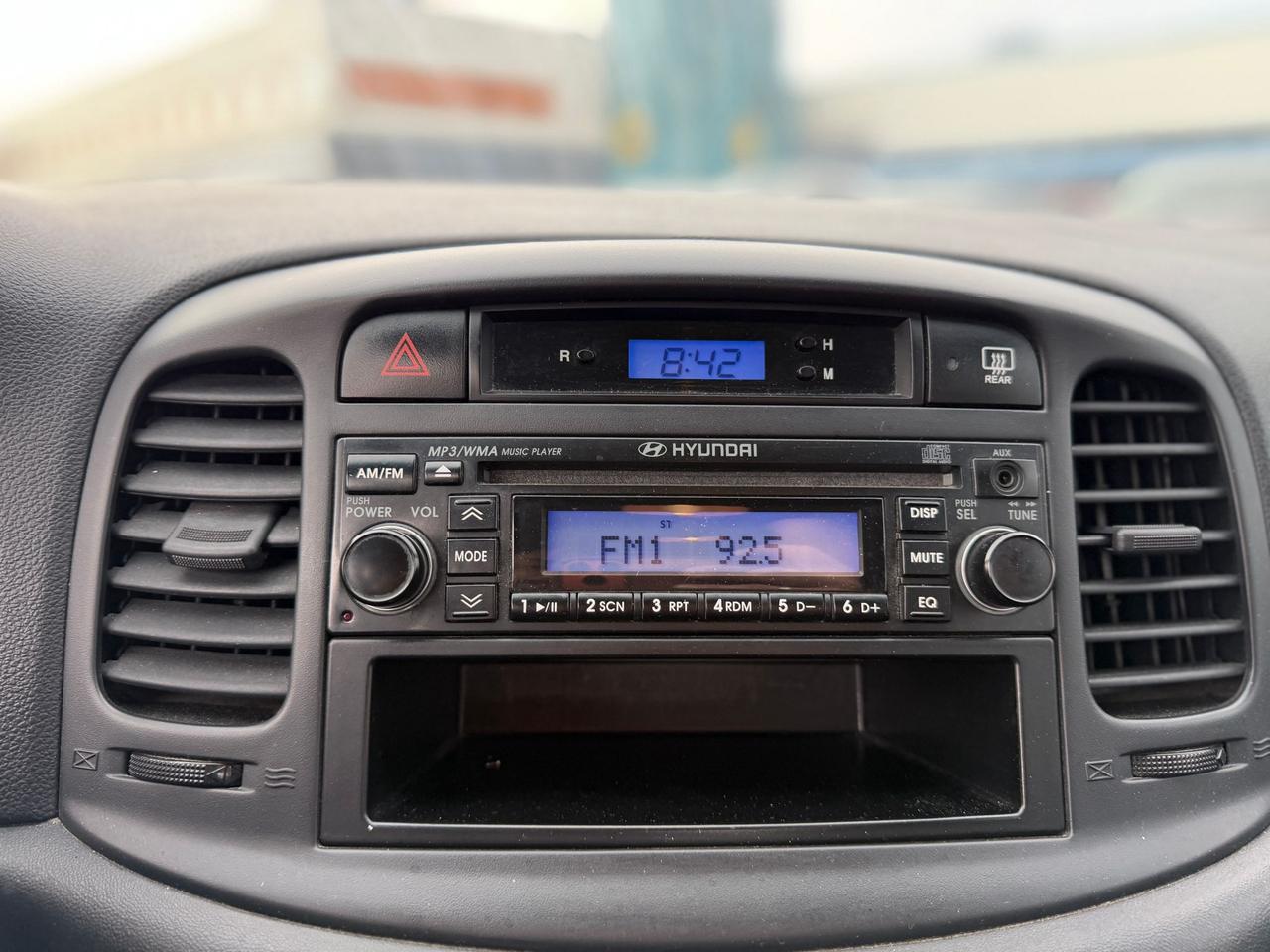 2010 Hyundai Accent SE Photo