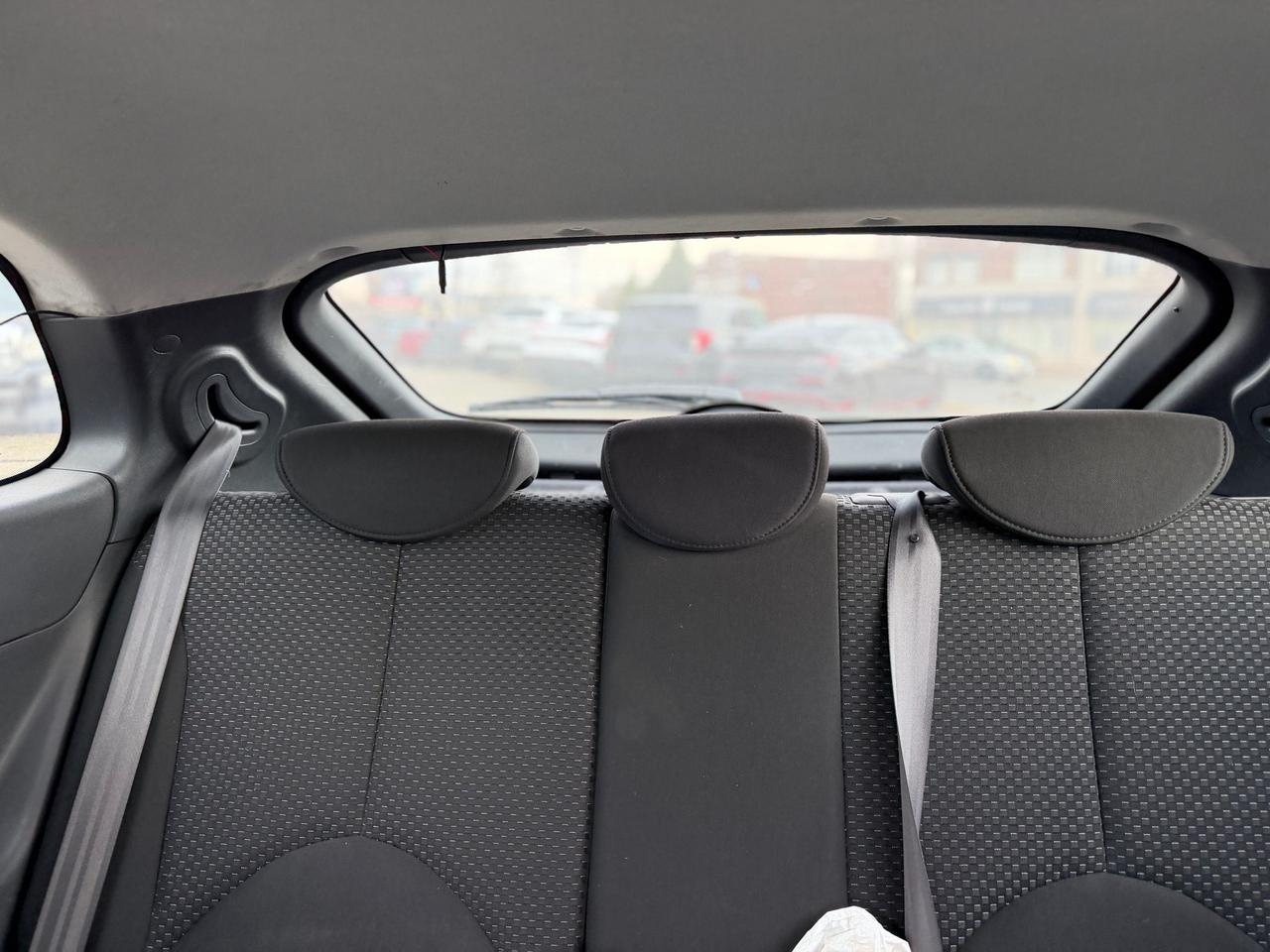 2010 Hyundai Accent SE Photo