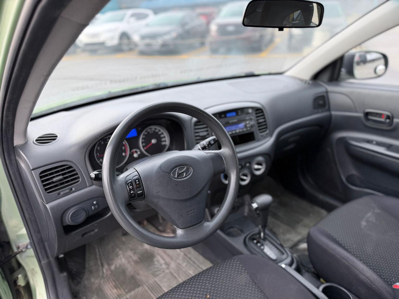 2010 Hyundai Accent SE Photo