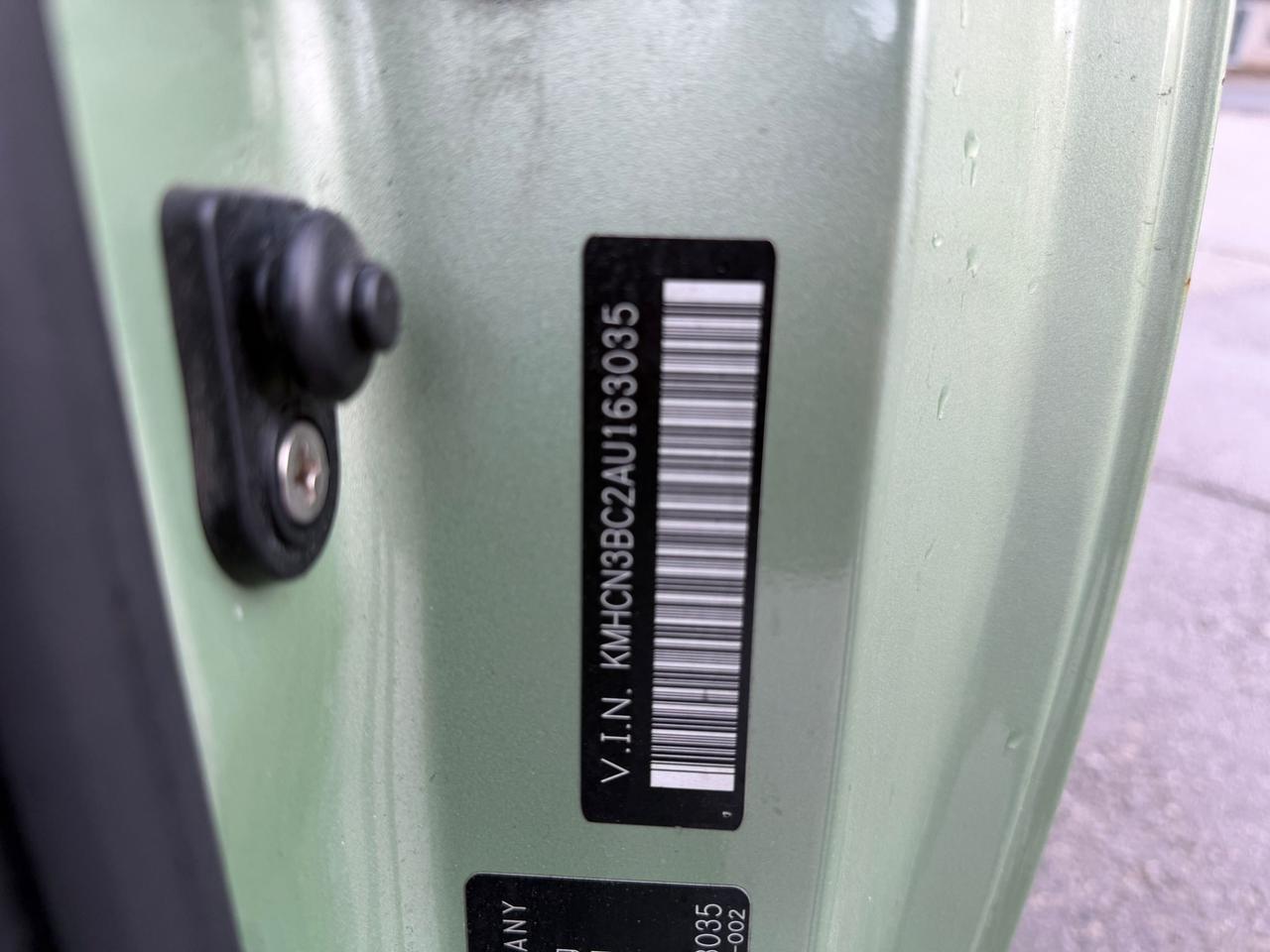 2010 Hyundai Accent SE Photo