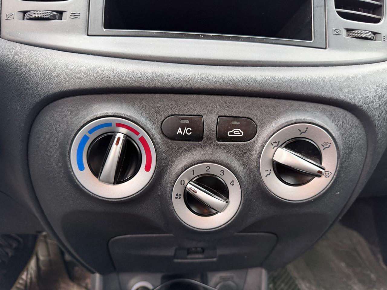 2010 Hyundai Accent SE Photo