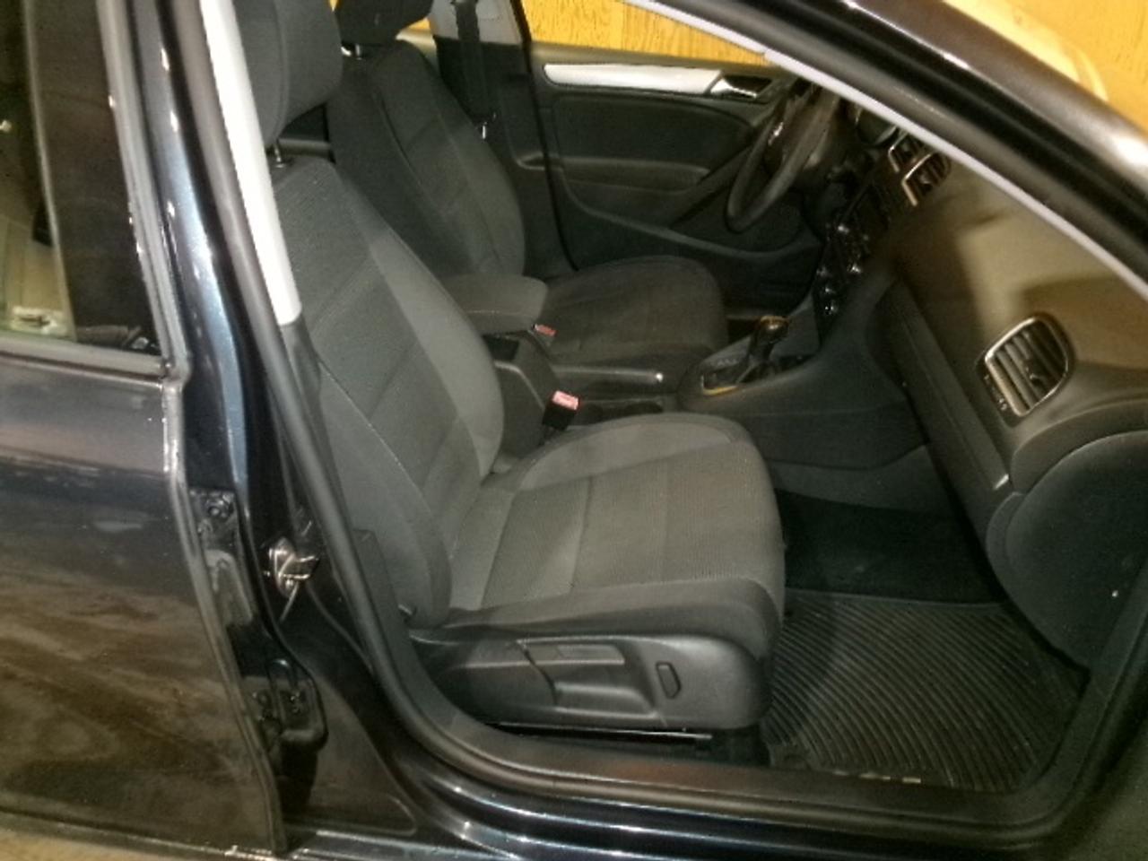 2011 Volkswagen Golf  Photo