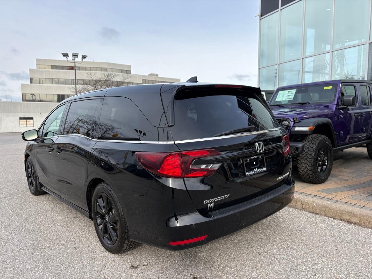 2023 Honda Odyssey Black Edition Passenger Van Photo1