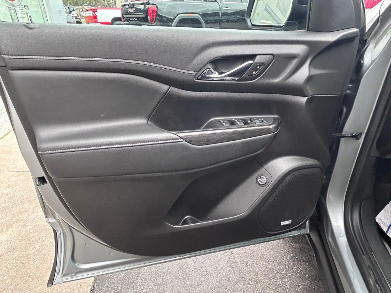 2023 GMC Acadia SLT All-wheel Drive Photo