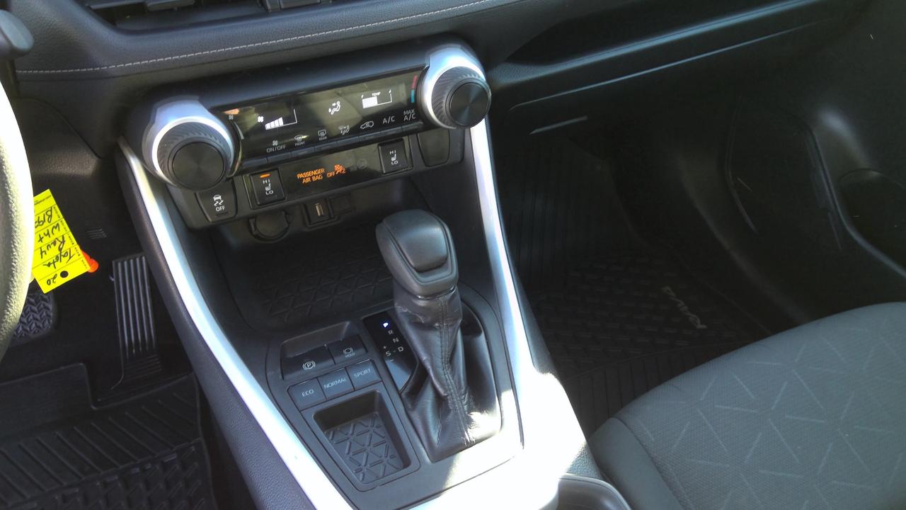 2020 Toyota RAV4 LE 4dr Front-wheel Drive Photo