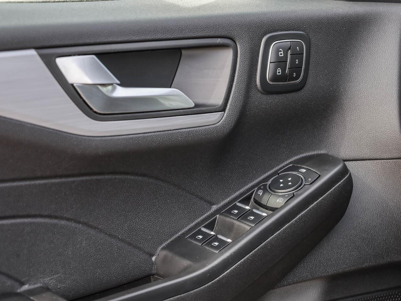 2025 Ford Escape PHEV 4dr Front-Wheel Drive Photo