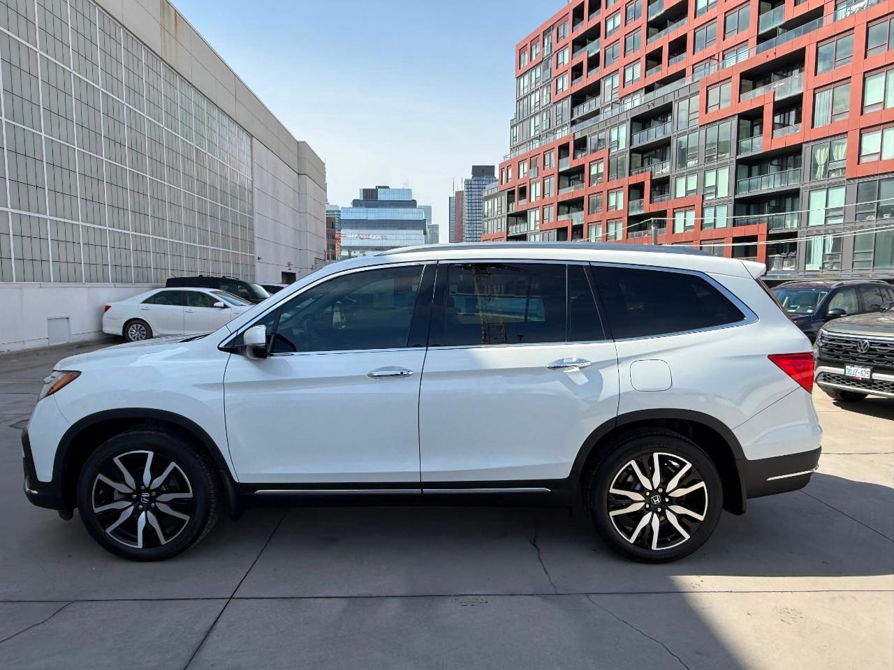 2022 Honda Pilot Touring 8P 4dr All-Wheel Drive Photo