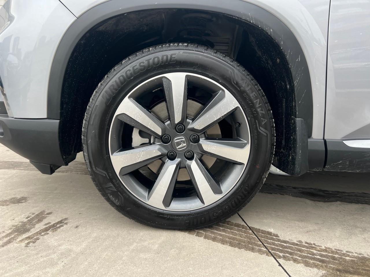 2025 Honda Pilot Touring 4dr All-Wheel Drive Photo