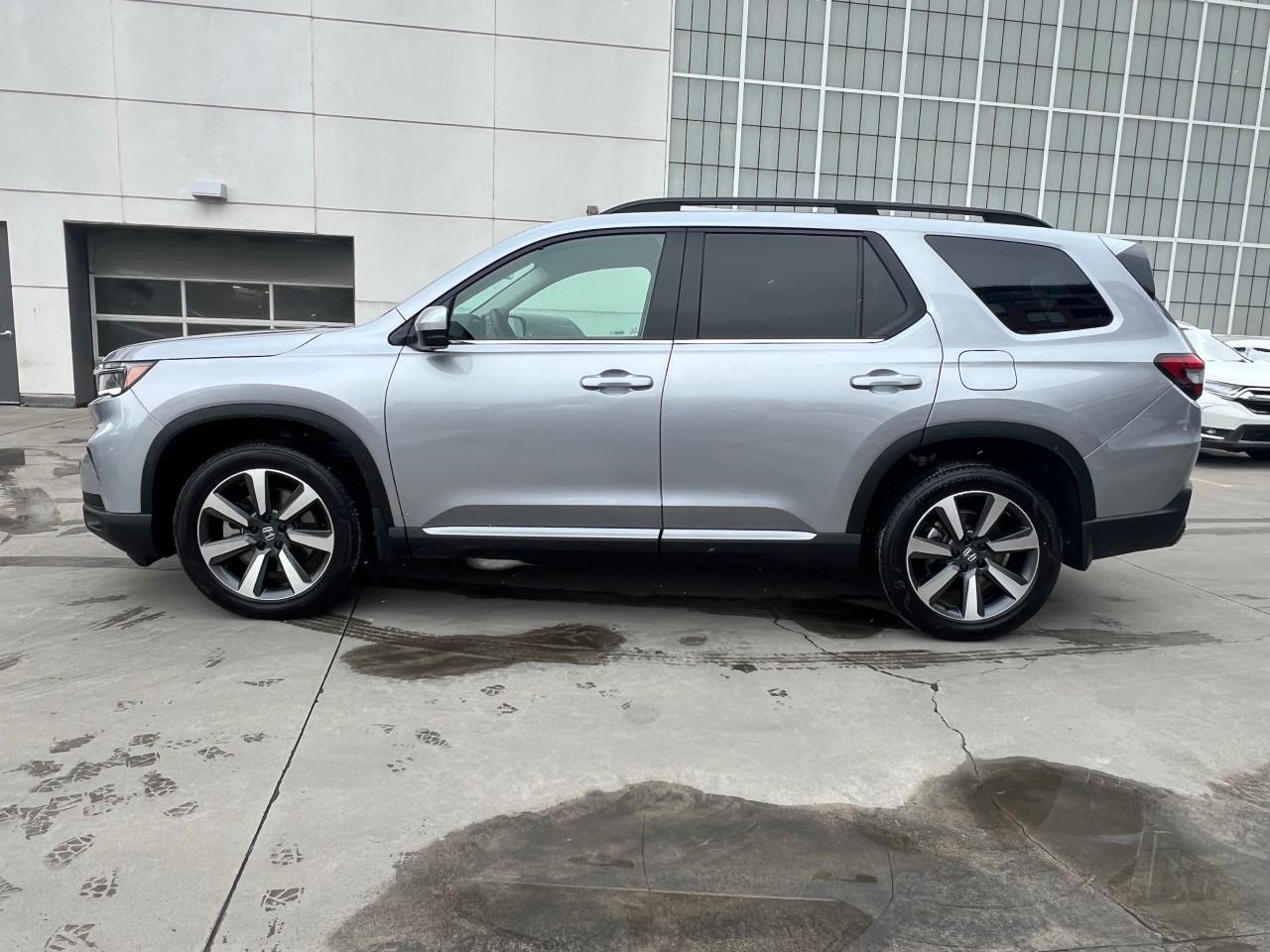 2025 Honda Pilot Touring 4dr All-Wheel Drive Photo3