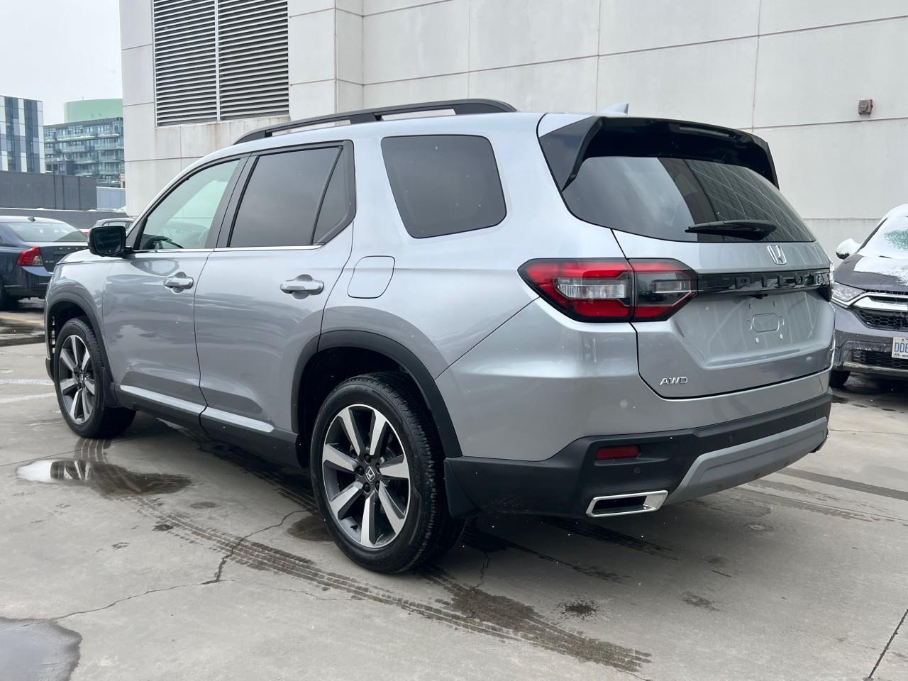 2025 Honda Pilot Touring 4dr All-Wheel Drive Photo4