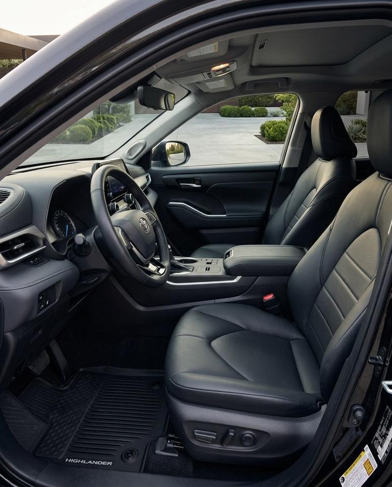 2023 Toyota Highlander Hybrid XLE AWD. Clean Carfax, 8 Passenger, Black. Photo