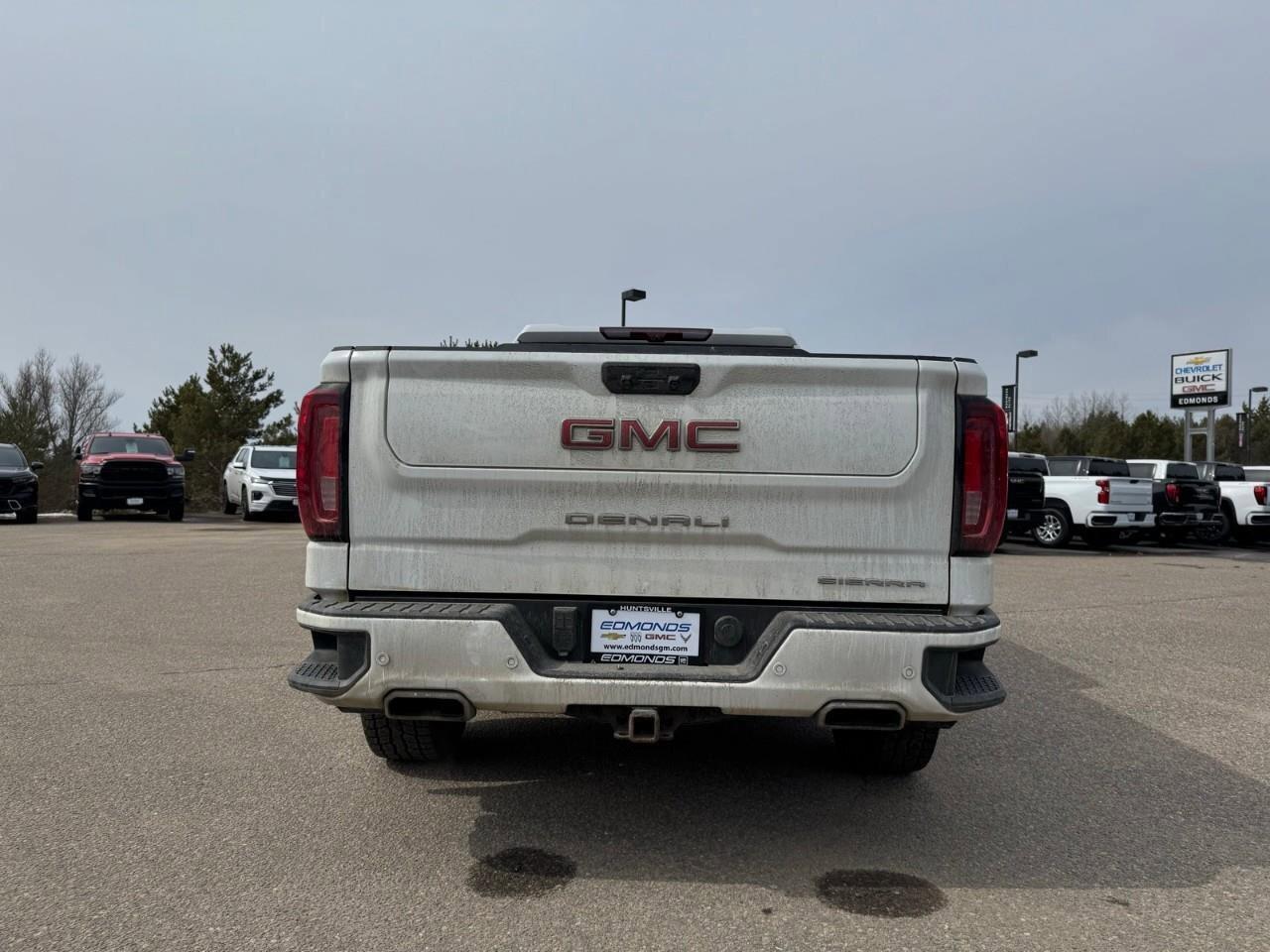 2023 GMC Sierra 1500 4WD Crew Cab 157  Denali Photo3