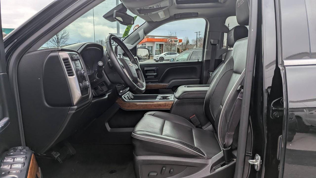 2017 Chevrolet Silverado 1500 Crew Cab Short Box 4-Wheel Drive High Country Photo