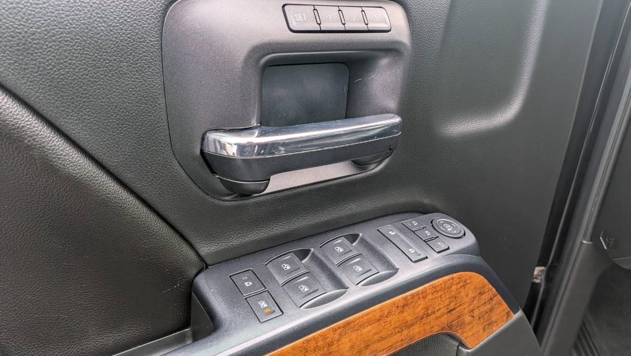 2017 Chevrolet Silverado 1500 Crew Cab Short Box 4-Wheel Drive High Country Photo