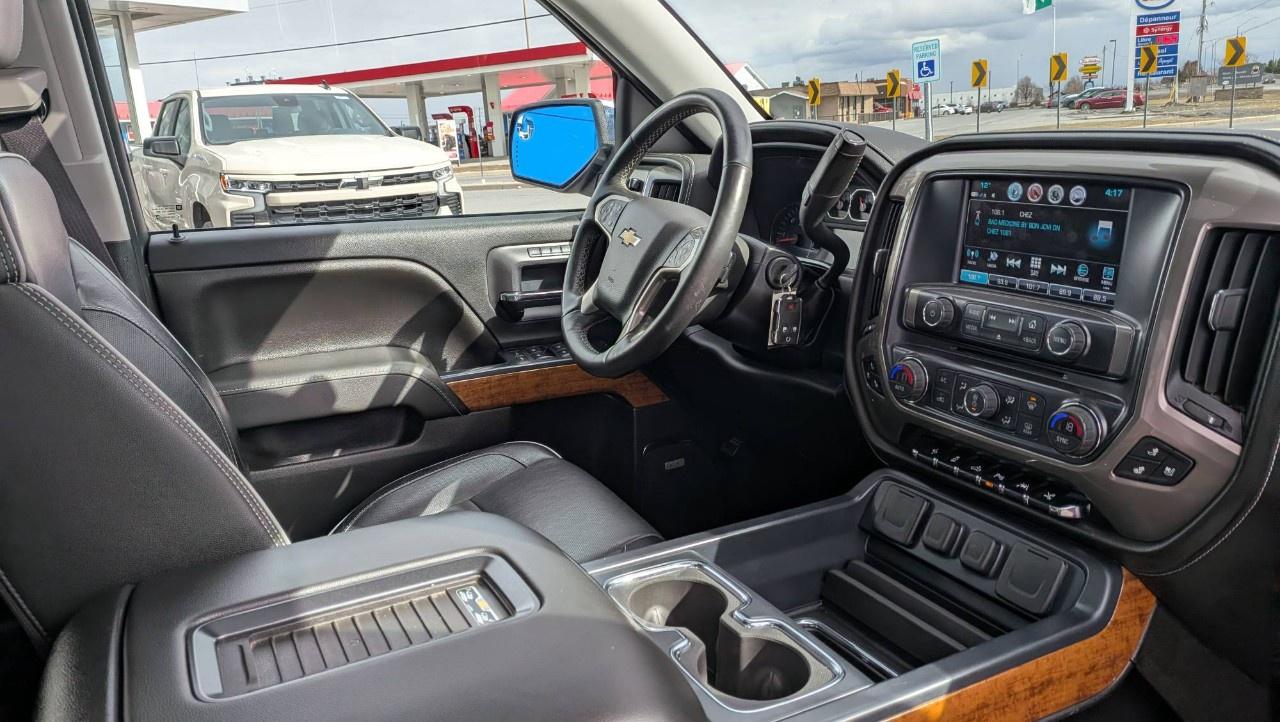 2017 Chevrolet Silverado 1500 Crew Cab Short Box 4-Wheel Drive High Country Photo