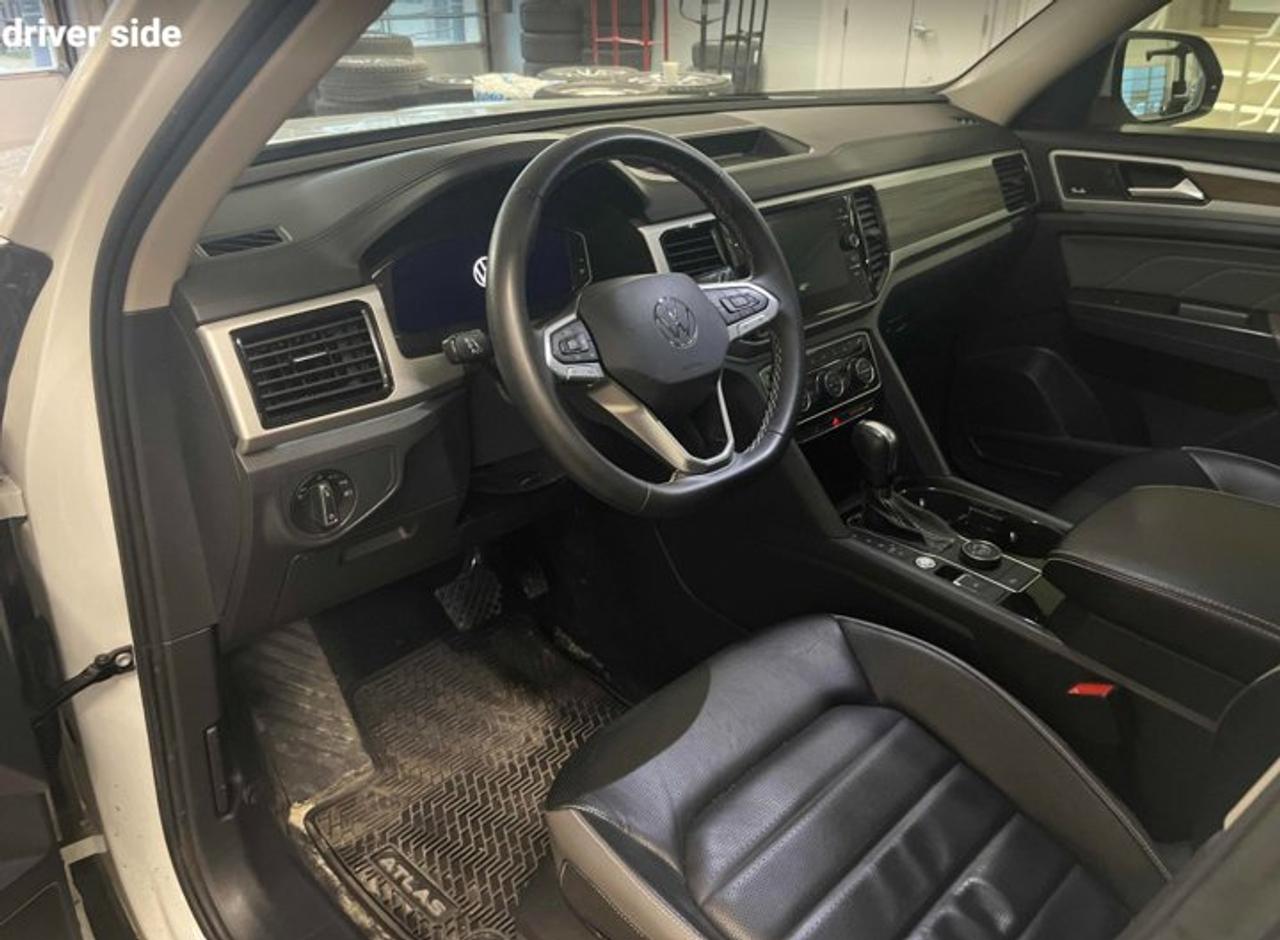 2022 Volkswagen Atlas Highline AWD | V6 | Leather | Nav | Pano Roof | Cooled + Heated Seats | and More ! Photo