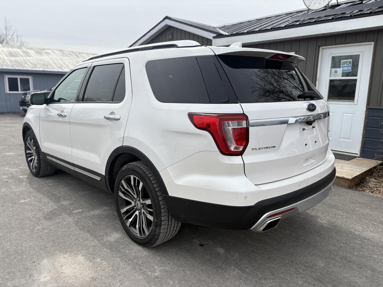 2017 Ford Explorer Platinum 4dr 4x4 Photo2