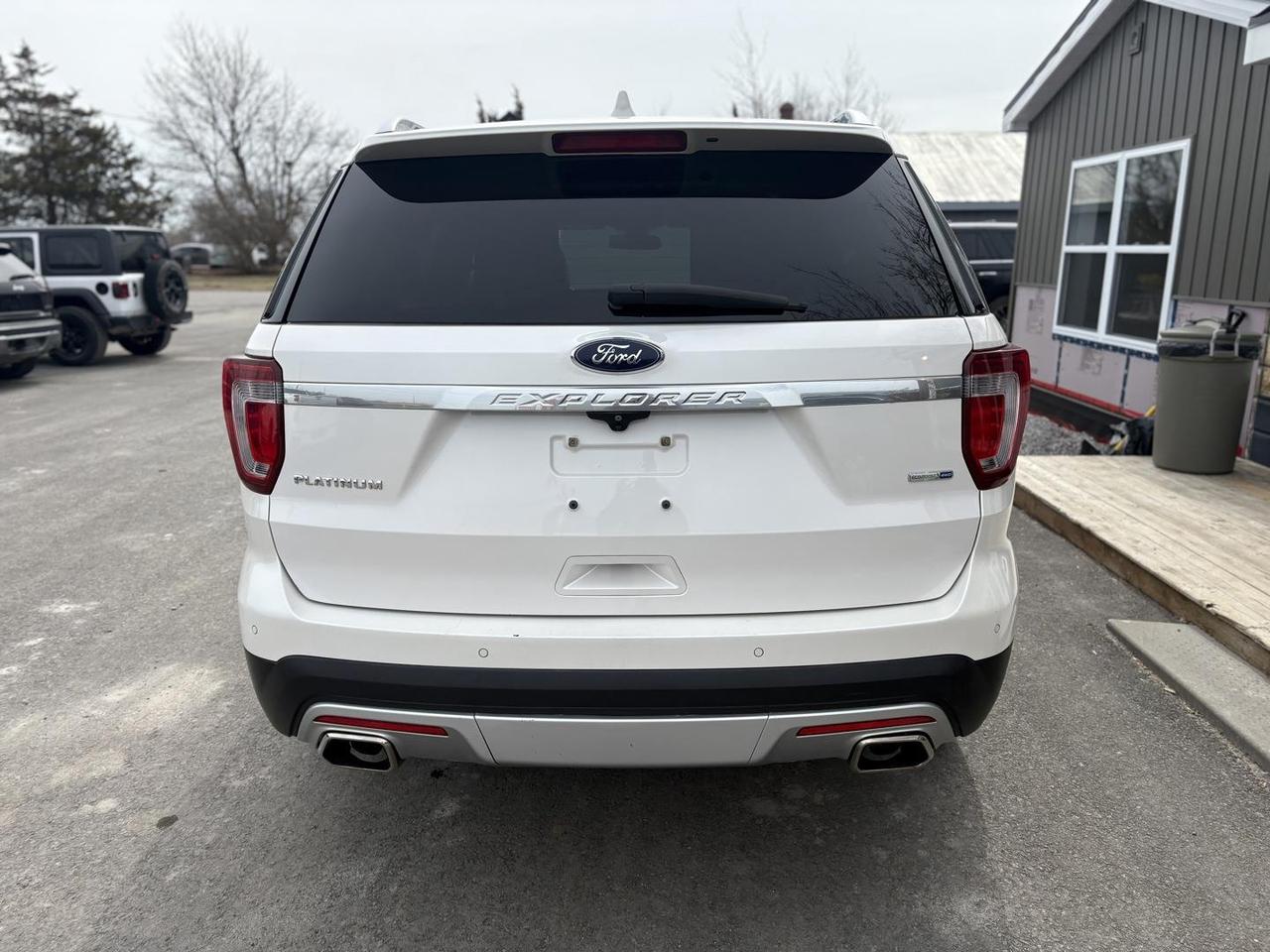 2017 Ford Explorer Platinum 4dr 4x4 Photo3