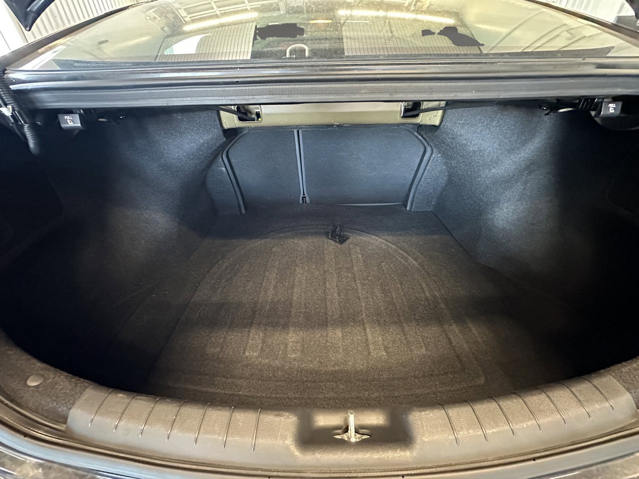 2019 Hyundai Elantra Luxury | Reverse Cam | Heated Seats Photo