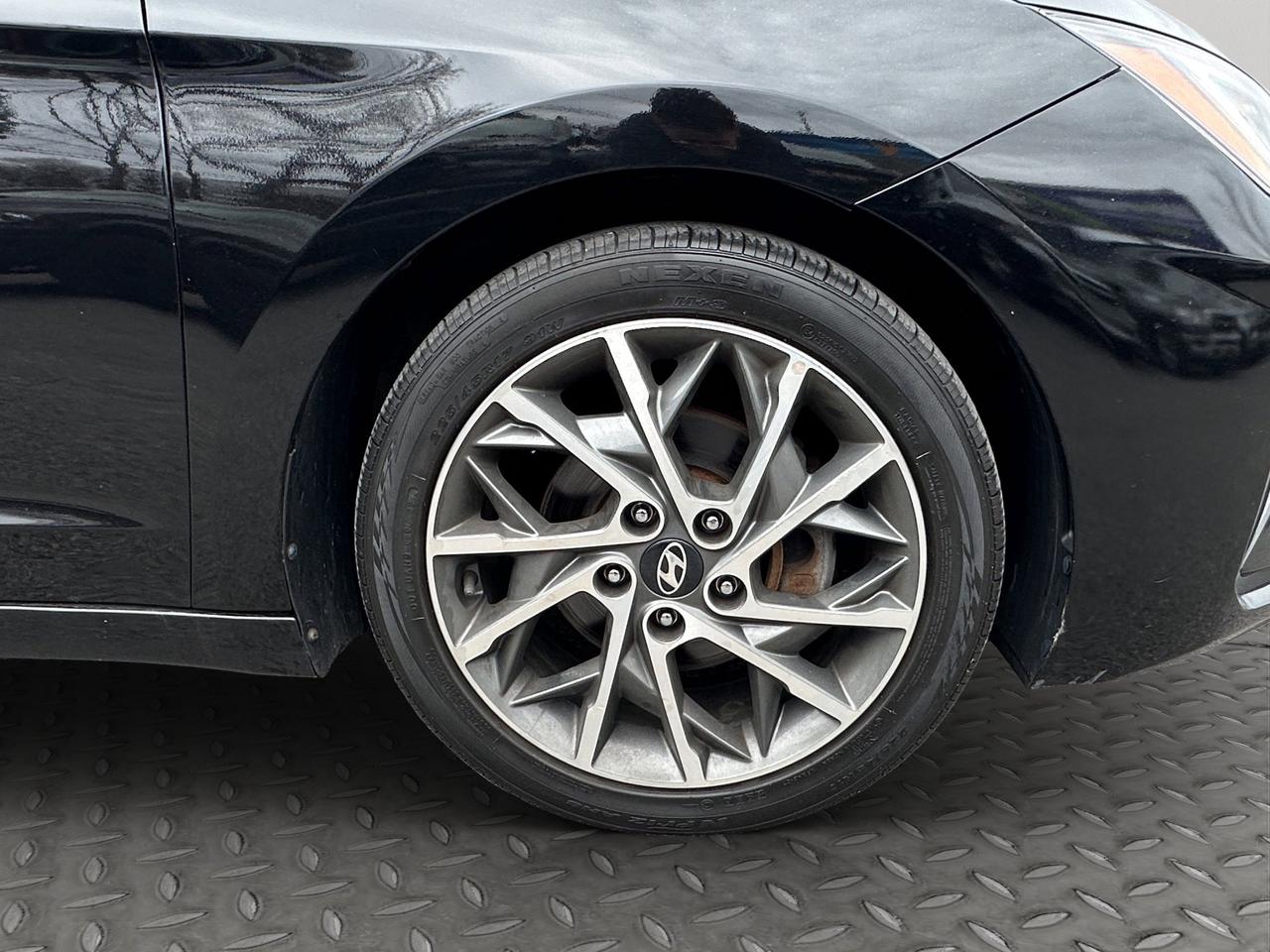 2019 Hyundai Elantra Luxury | Reverse Cam | Heated Seats Photo