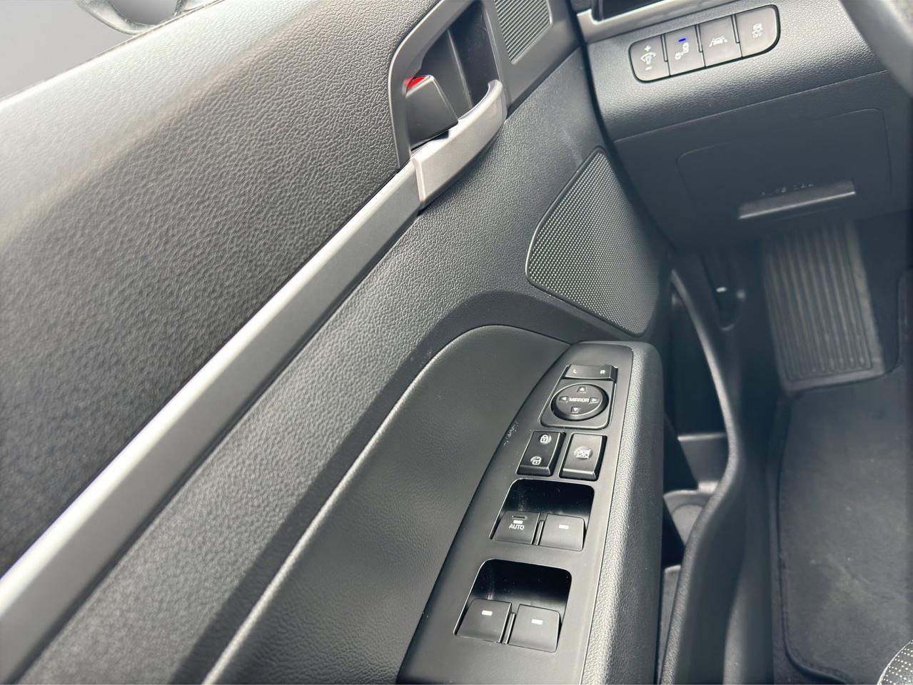 2019 Hyundai Elantra Luxury | Reverse Cam | Heated Seats Photo