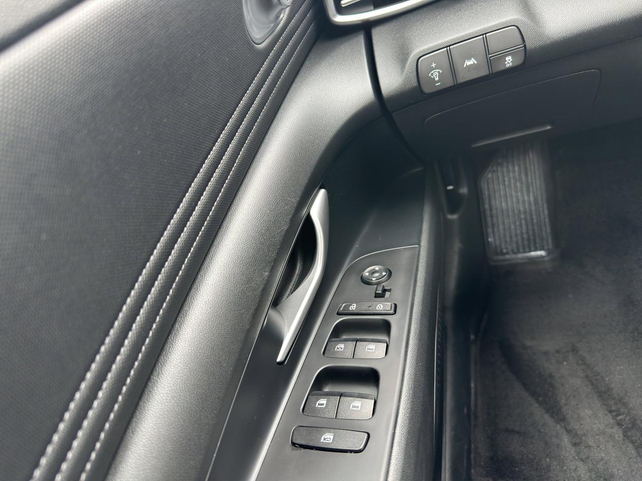 2022 Hyundai Elantra Preferred | Reverse Cam | Heated Seats Photo