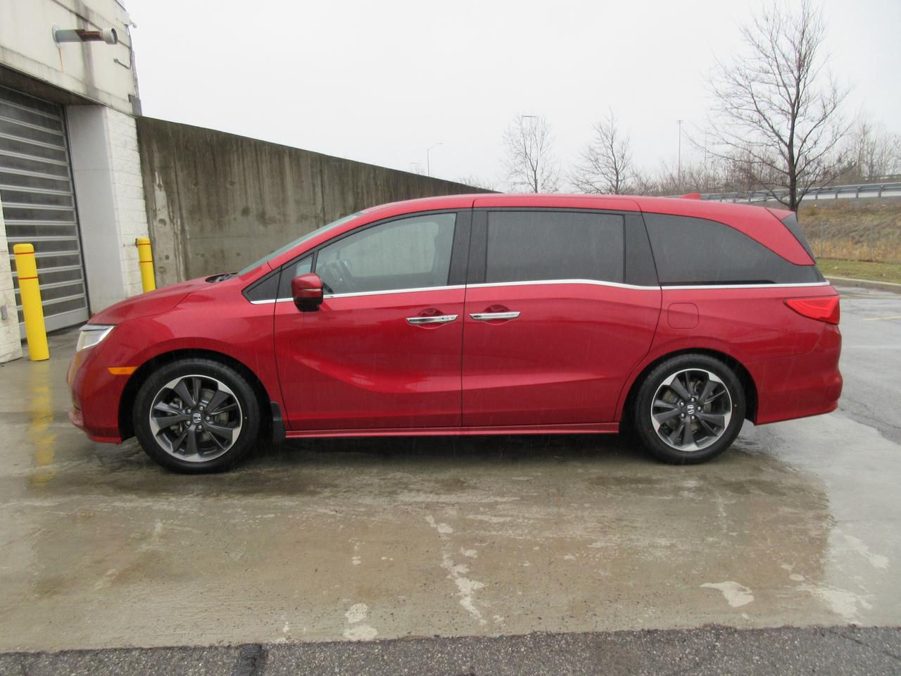 2022 Honda Odyssey Touring Passenger Van Photo2