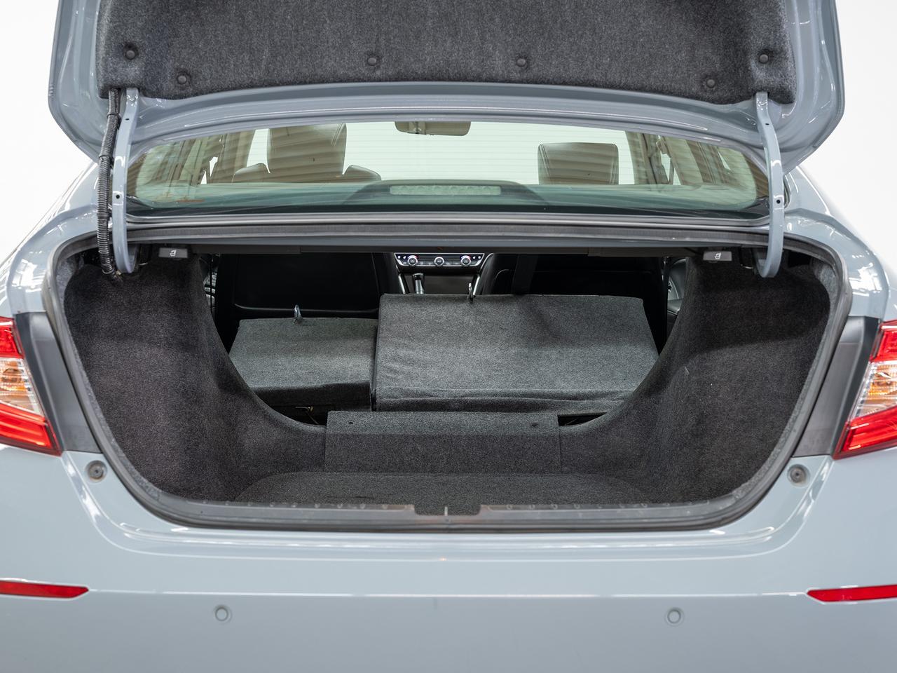 2021 Honda Accord TOURING | Nav | Leather | Sunroof | BSM | CarPlay Photo