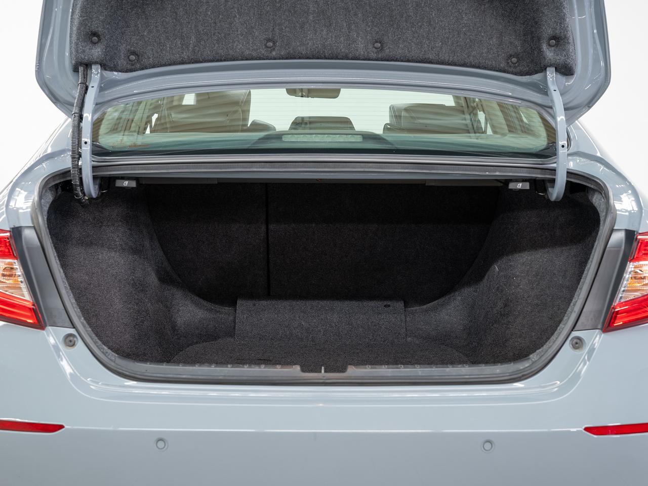 2021 Honda Accord TOURING | Nav | Leather | Sunroof | BSM | CarPlay