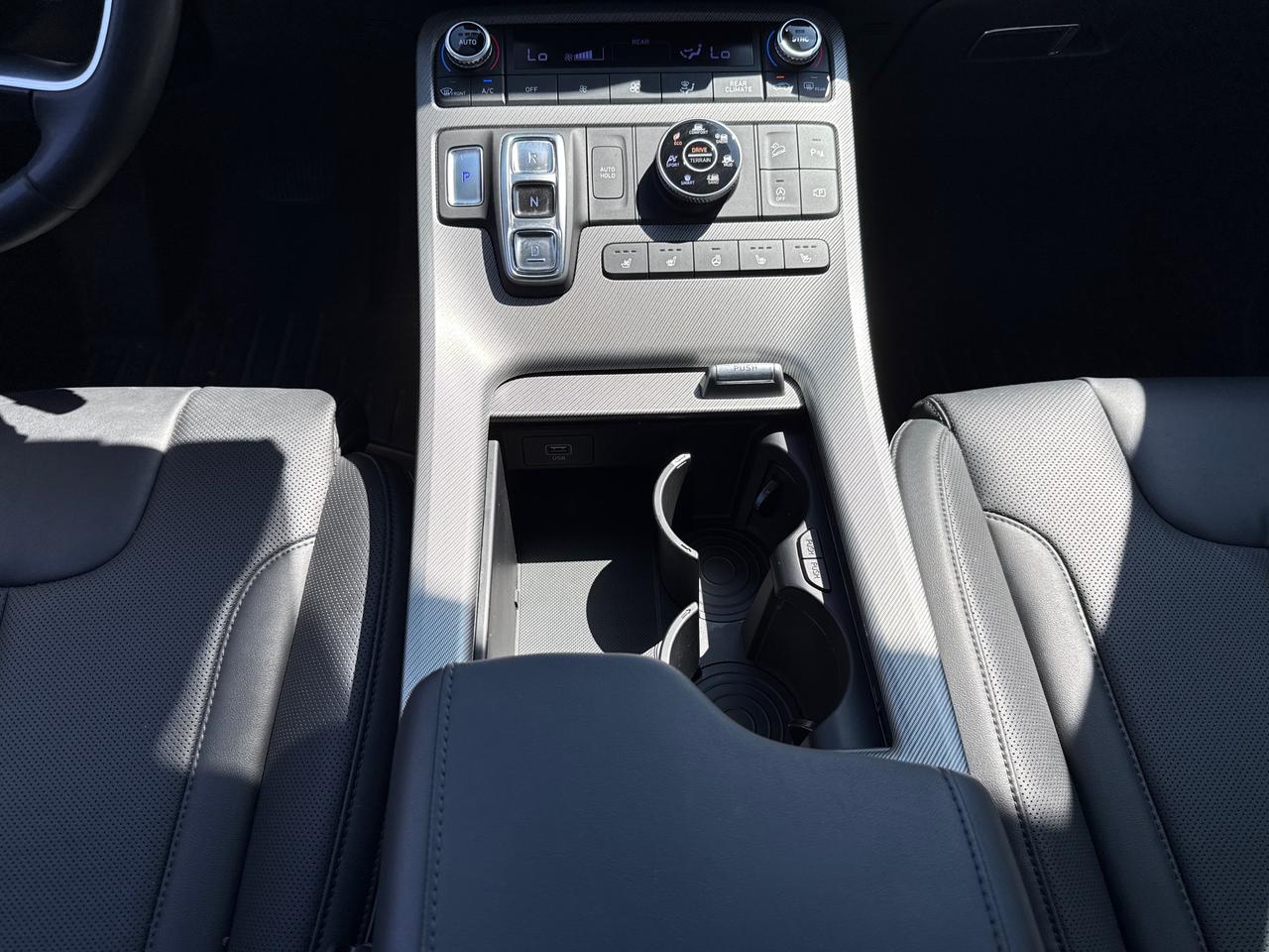2024 Hyundai PALISADE Urban 8 Passenger Photo