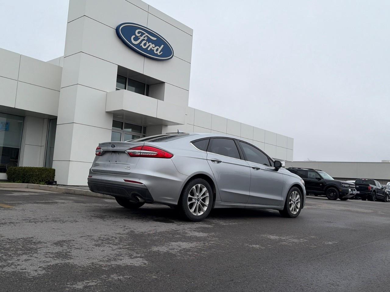 2020 Ford Fusion SE FWD Photo2