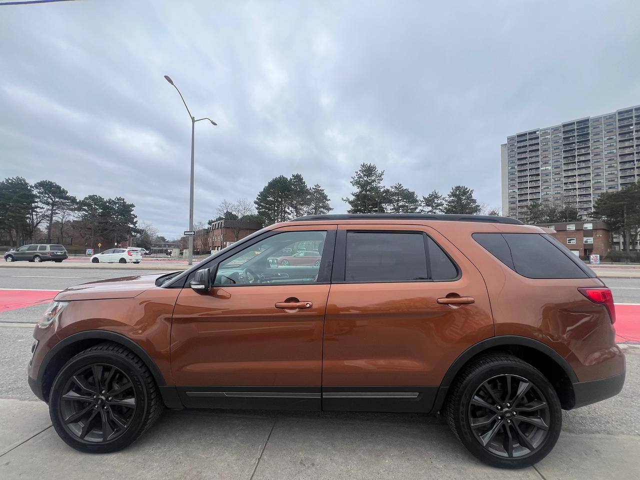 2017 Ford Explorer LEATHER -BACK CAM -NAV-SUNROOF-HEATED SEATS & MORE Photo3