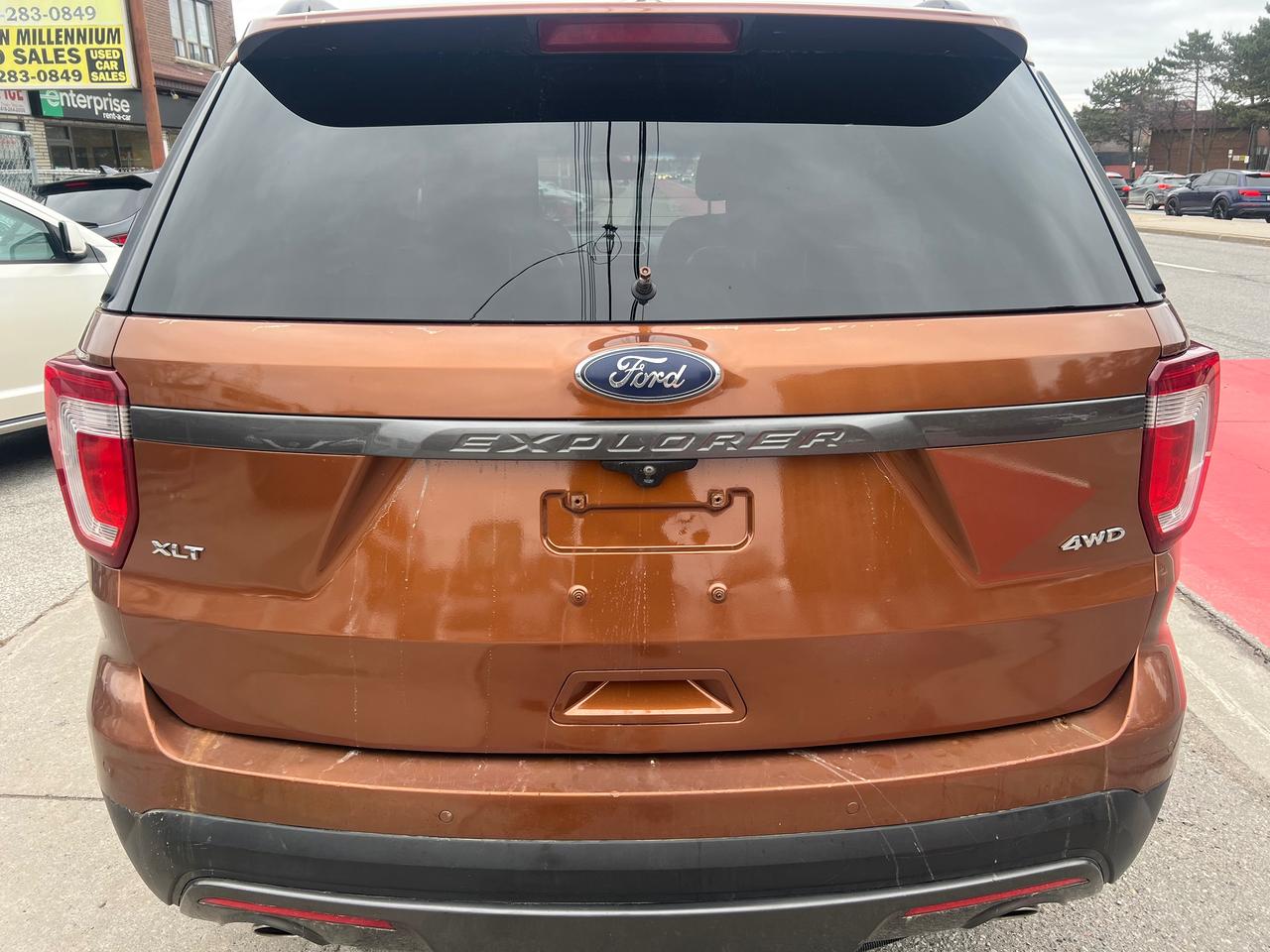 2017 Ford Explorer LEATHER -BACK CAM -NAV-SUNROOF-HEATED SEATS & MORE Photo