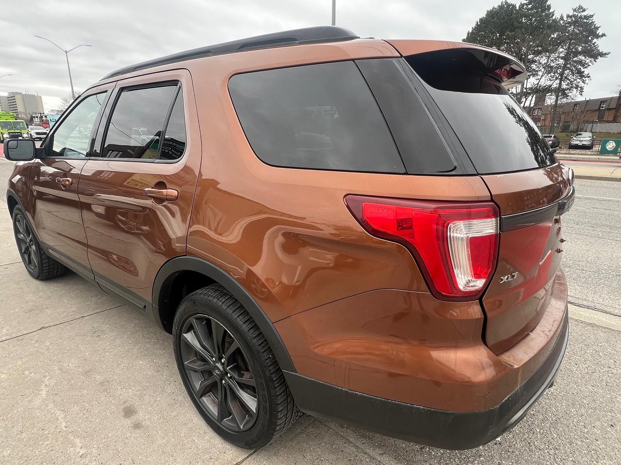 2017 Ford Explorer LEATHER -BACK CAM -NAV-SUNROOF-HEATED SEATS & MORE Photo4