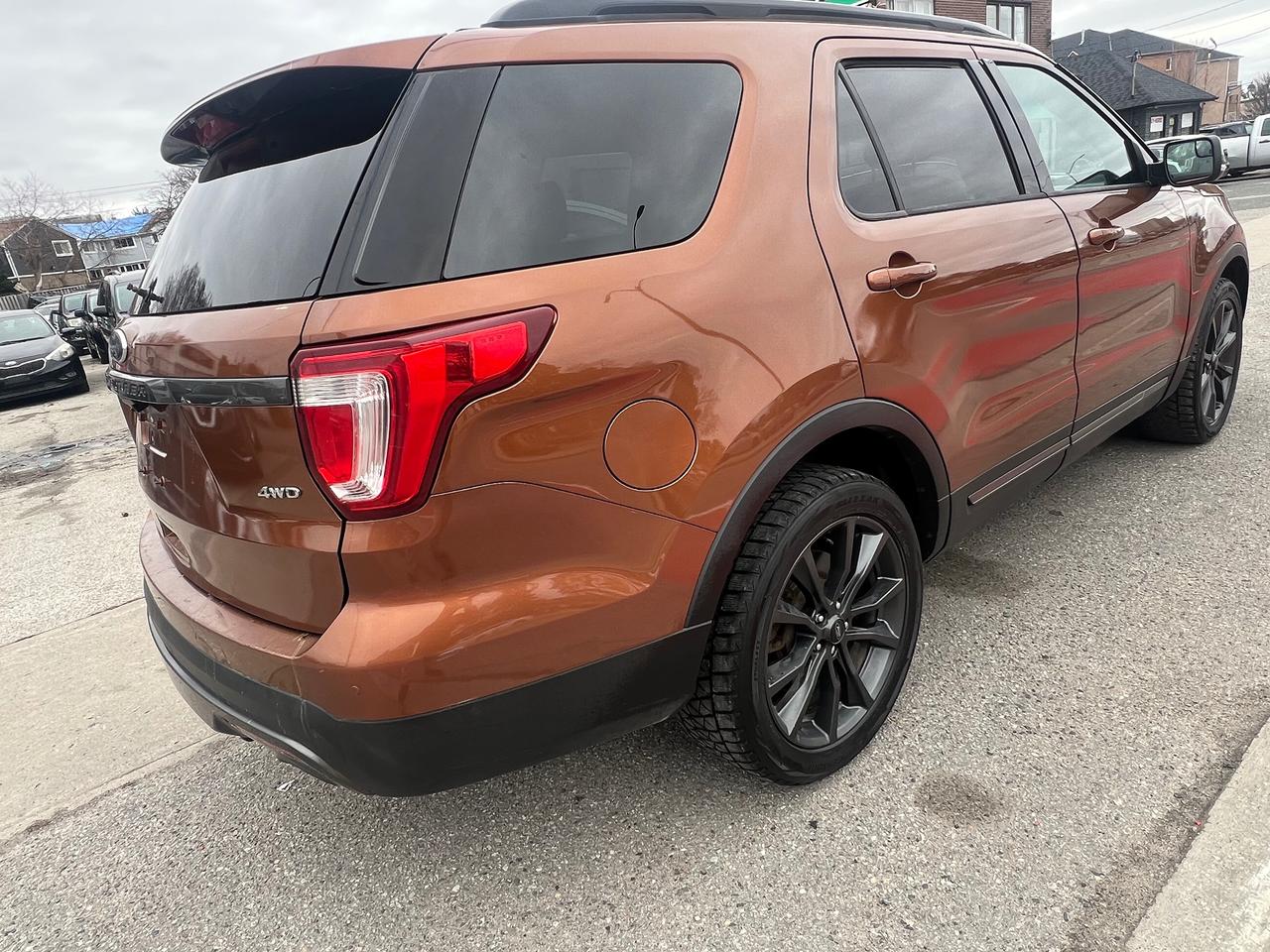 2017 Ford Explorer LEATHER -BACK CAM -NAV-SUNROOF-HEATED SEATS & MORE Photo