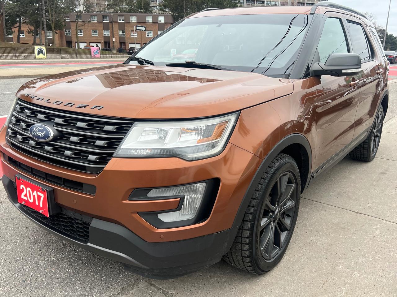 2017 Ford Explorer LEATHER -BACK CAM -NAV-SUNROOF-HEATED SEATS & MORE Photo2
