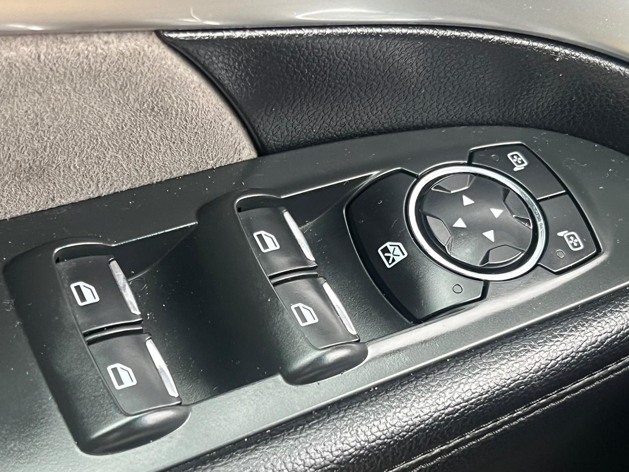 2017 Ford Explorer LEATHER -BACK CAM -NAV-SUNROOF-HEATED SEATS & MORE Photo