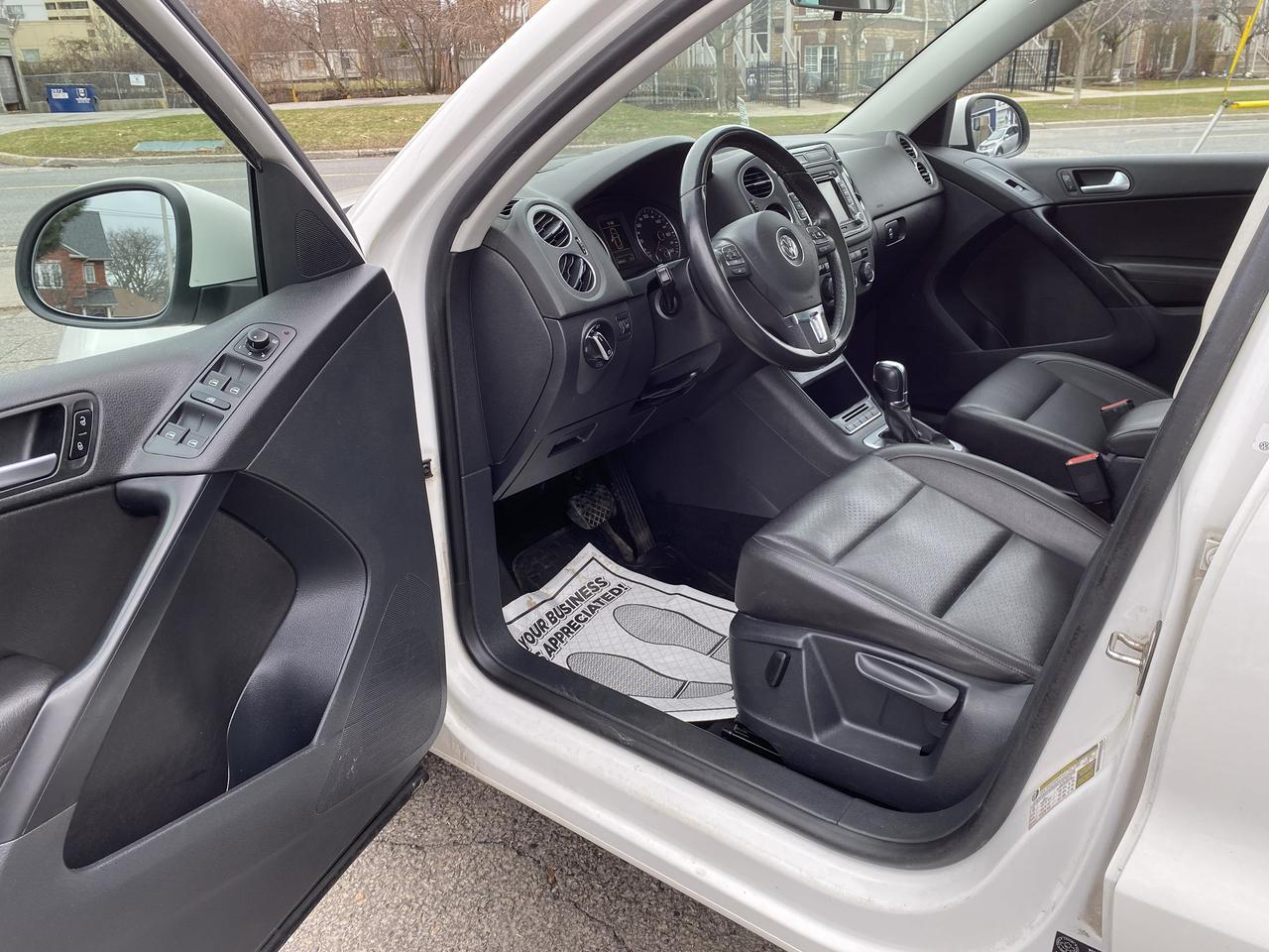 2013 Volkswagen Tiguan Automatic/AWD/4 Cylinder/Leather/Panoroof Photo