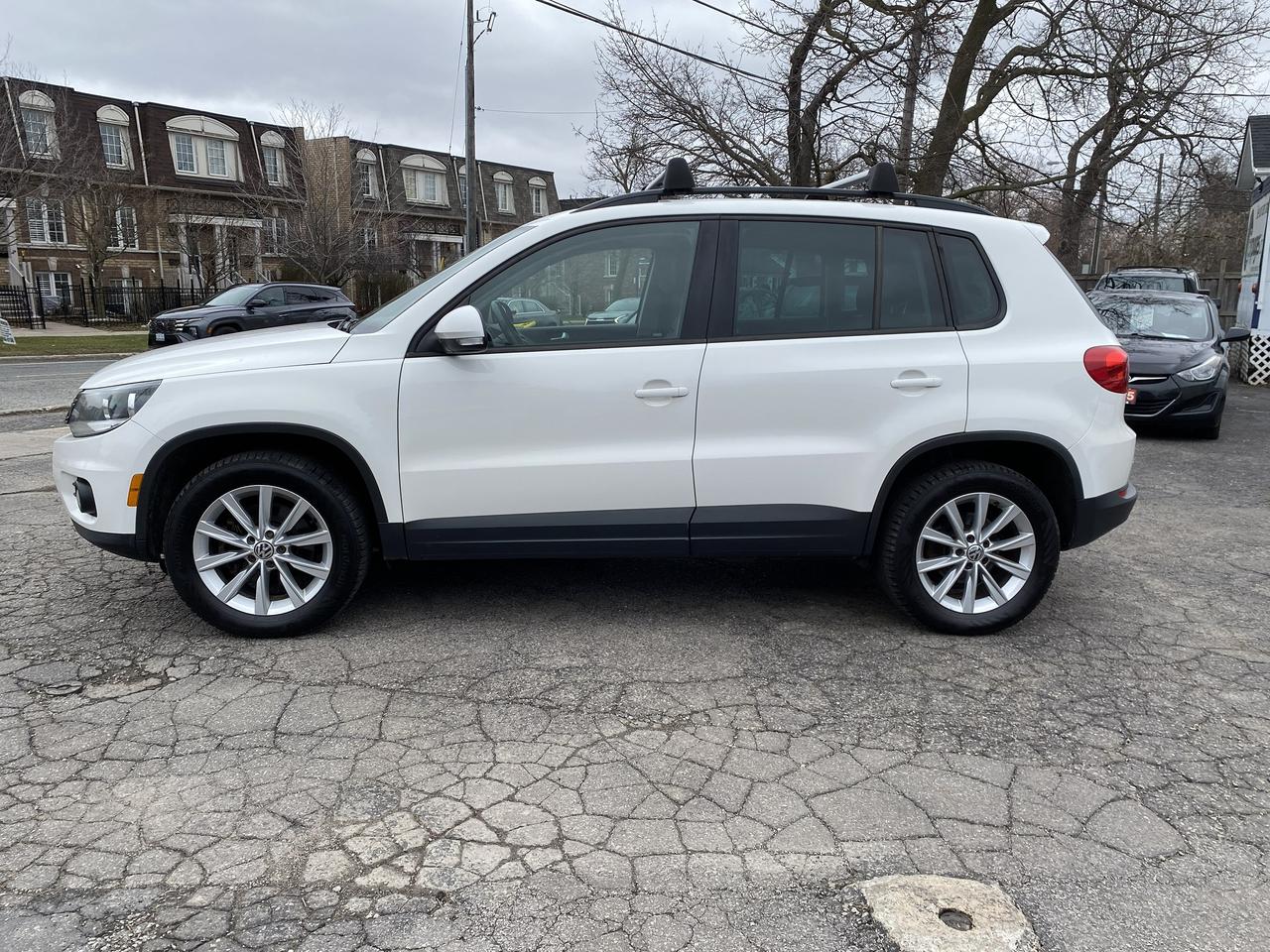 2013 Volkswagen Tiguan Automatic/AWD/4 Cylinder/Leather/Panoroof Photo