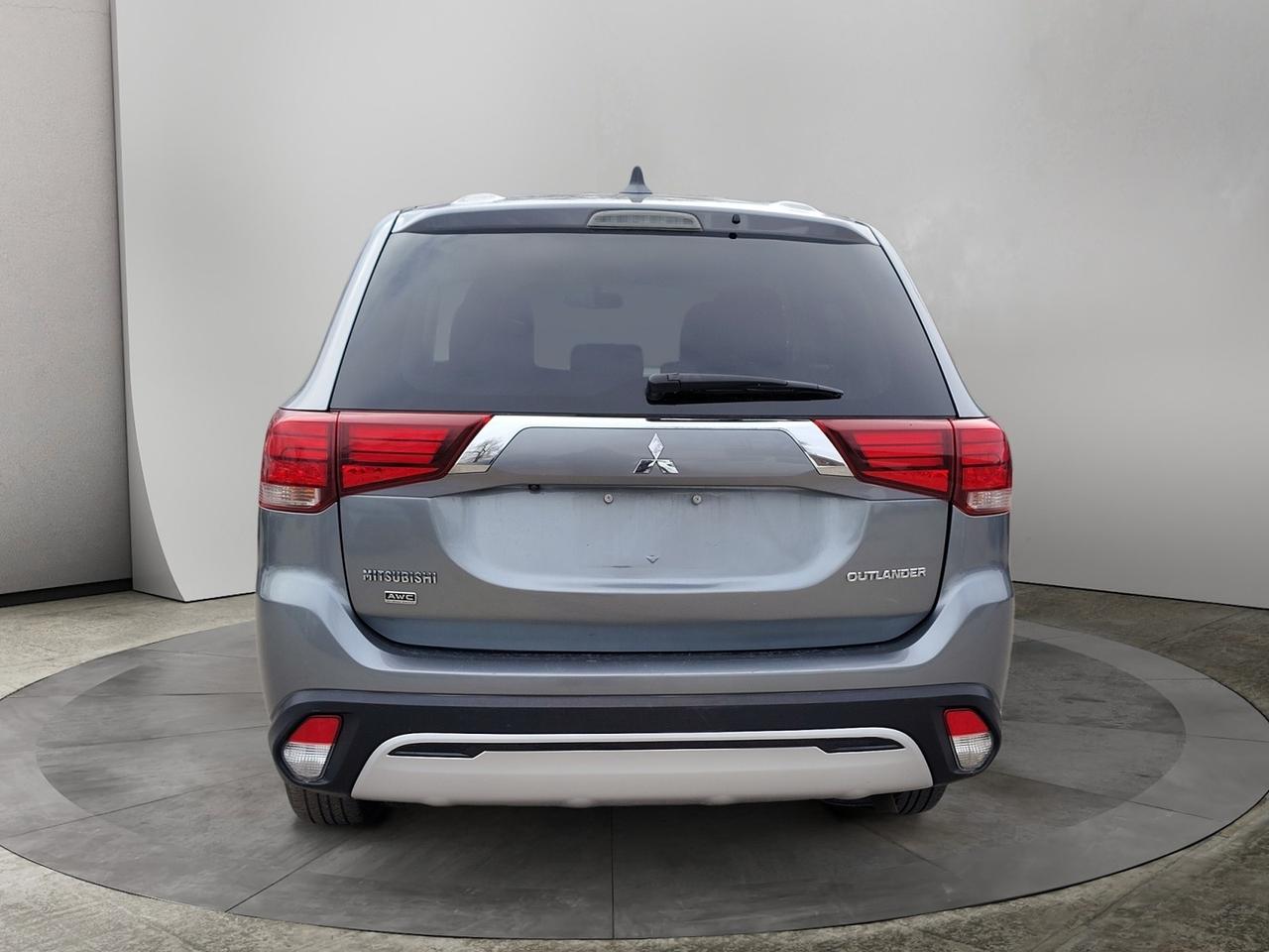 2019 Mitsubishi Outlander ES Photo4