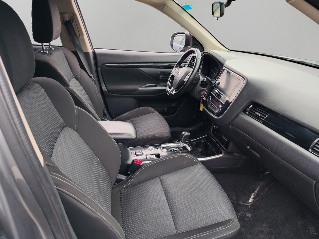 2019 Mitsubishi Outlander ES Photo