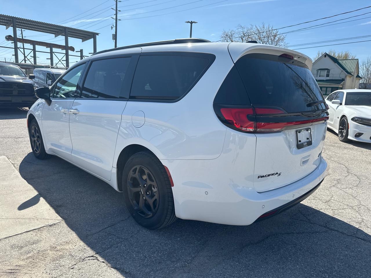 2024 Chrysler Pacifica Hybrid Select POWER SUNROOF | HEAT/VENT LEATHER SEATING | APPLE Photo2