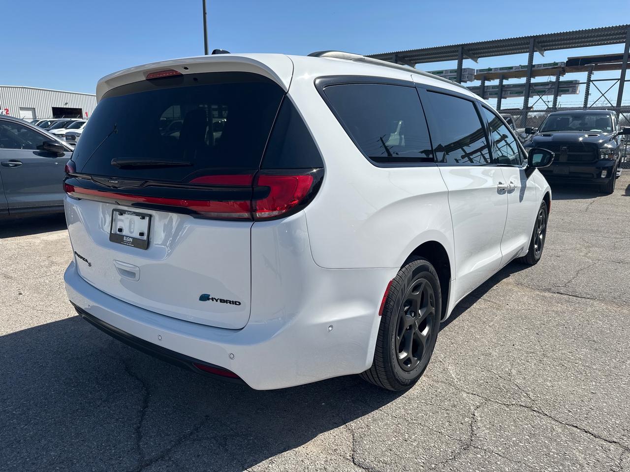 2024 Chrysler Pacifica Hybrid Select POWER SUNROOF | HEAT/VENT LEATHER SEATING | APPLE Photo4