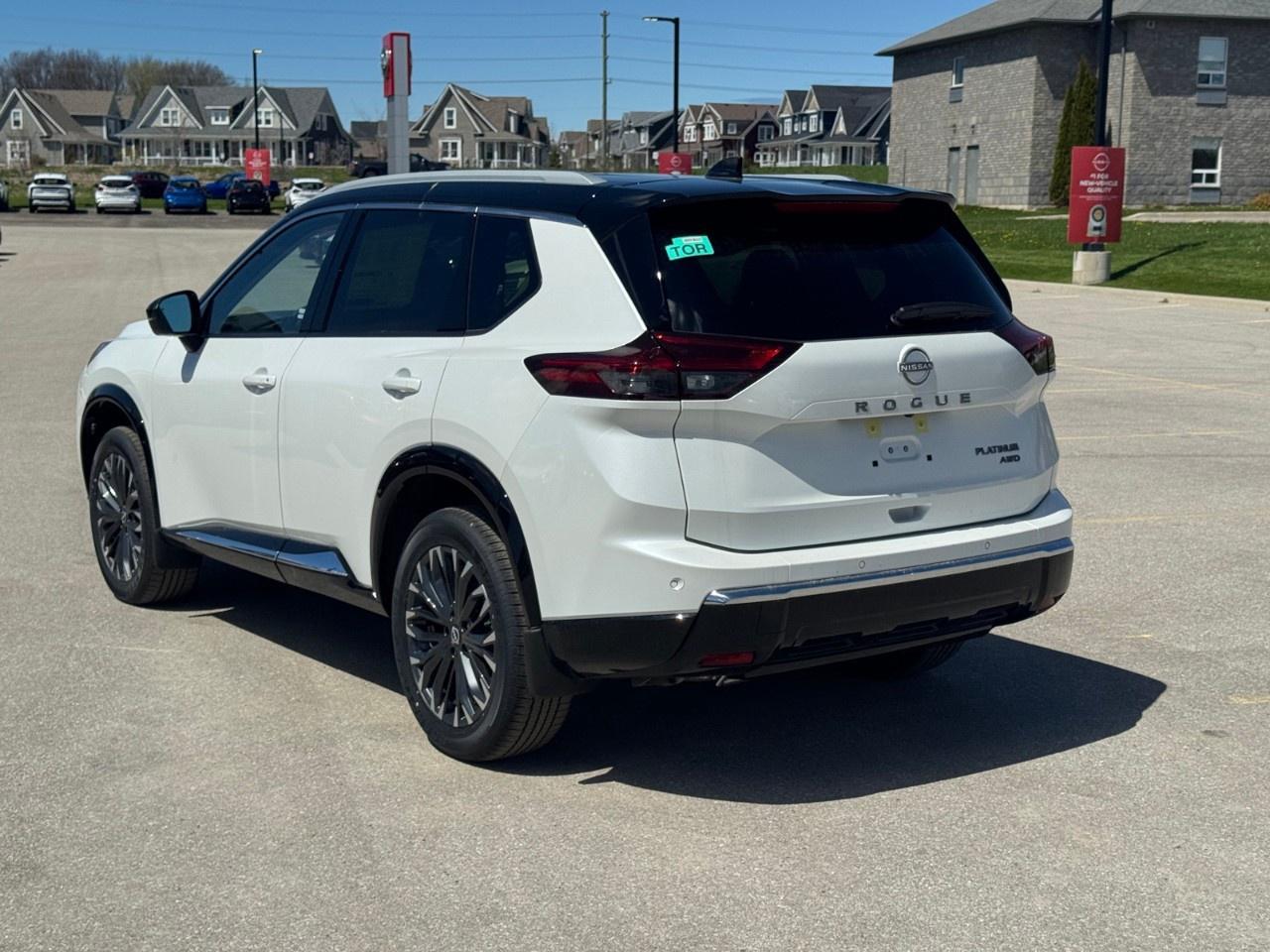 2026 Nissan Rogue AWD Platinum Photo4
