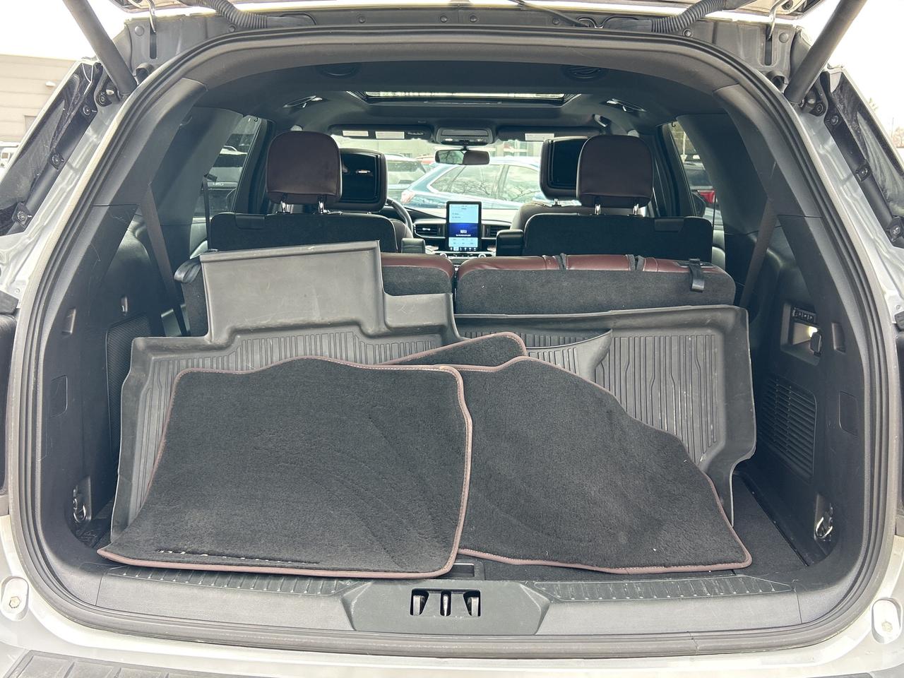 2022 Ford Explorer Platinum 4WD Photo4